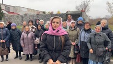In Smila, UOC parish gathers at TRC office demanding release of their priest