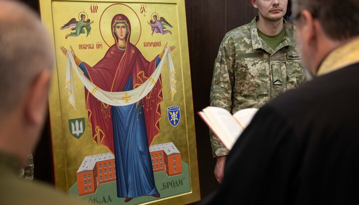 Шевчук освячує ікону Богородиці. Фото: Фейсбук Шевчука