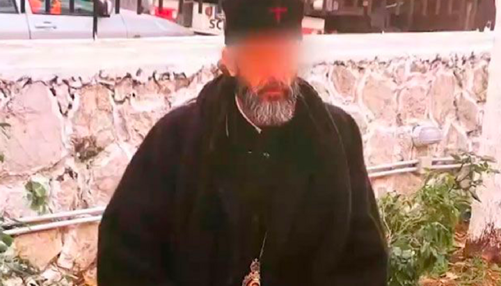 Лже-священник, який видавав себе за архієпископа, біля будівлі храму в Афінах. Фото: Athens News