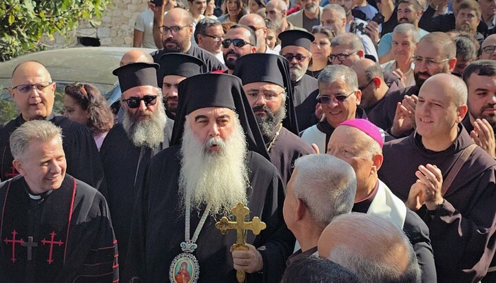Архієрей Антіохійської Церкви та жителі Аль-Гассании під час святкування повернення. Фото: SANA