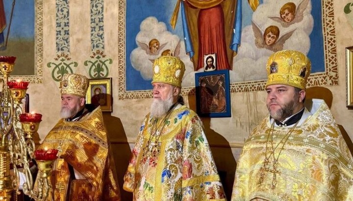 Митрополит Феодор і духовенство під час богослужіння в Покровському храмі села Крите. Фото: пресслужба Мукачівської єпархії УПЦ