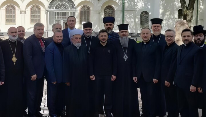 Zelensky and Chernyshov, who is implicated in the investigation, with members of the AUCCRO. Photo: Office of the President