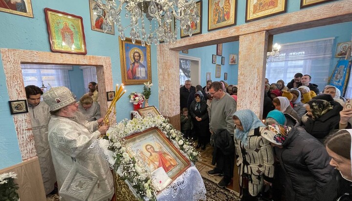 Архієрейське богослужіння в облаштованому для богослужінь будинку приходу УПЦ с. Ставчани. Фото: СПЖ