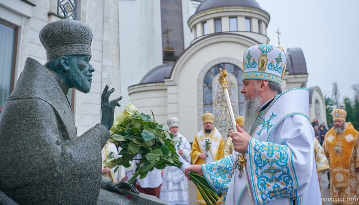 Dumenko at the monument to Metropolitan Volodymyr in Kyiv. Photo: OCU