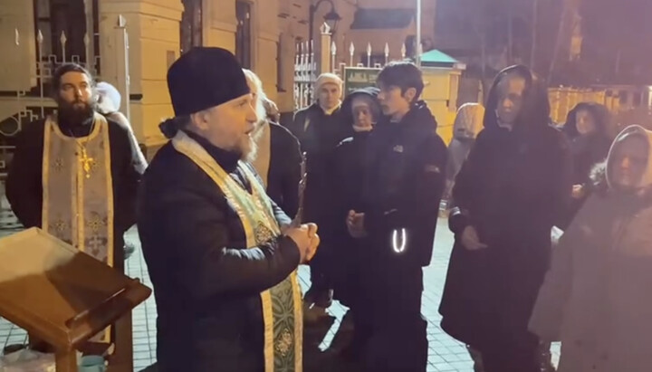 Верующие на молитвенном стоянии возле Лавры. Фото: скриншот t.me/save_Lavra