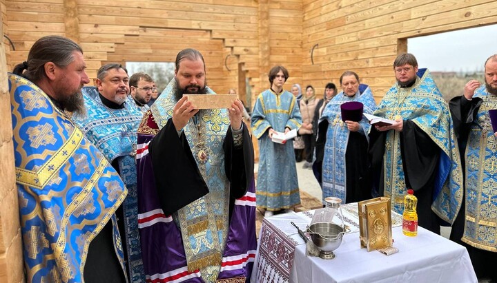 Єпископ Овідіопольський Анастасій звершив чин заснування храму в с. Кароліно-Бугаз. Фото: Одеська єпархія
