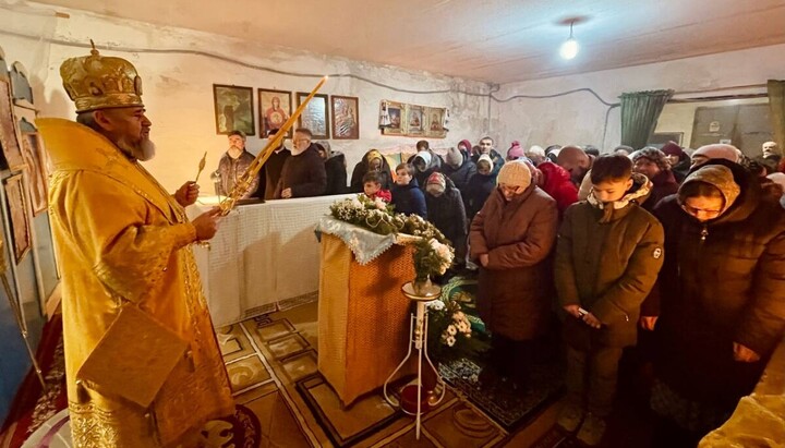 Metropolitan Philip prays with the persecuted UOC parish in the village of Shyshaky. Photo: Poltava Eparchy