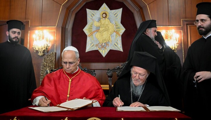 Константинопольський Патріарх Варфоломій і папа Лев XIV підписують декларацію. Фото: vaticannews