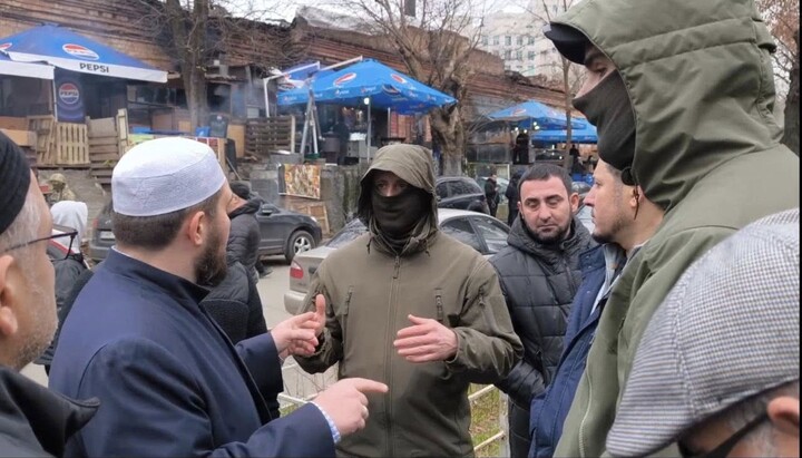 SBU near a mosque. Photo: Mufti Suleimanov’s Facebook page