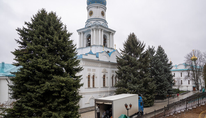 Територія Святогірської Лаври під час розвантаження гуманітарного вантажу для біженців і братії. Фото: Святогірська Лавра.