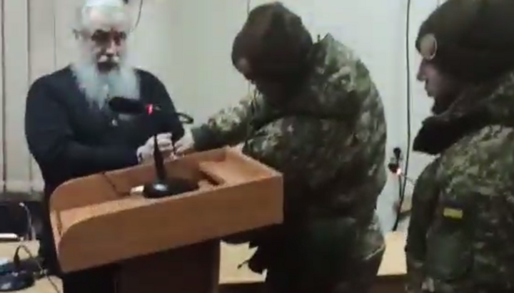 Митрополит Арсений в наручниках в суде. Фото: скриншот видео тг-канал Святогорской лавры