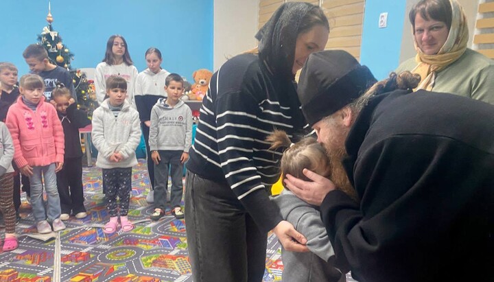 Επίσκοπος Μάρκος επισκέφθηκε το ορφανοτροφείο στη Ζακαρπάτια. Φωτογραφία: Επισκοπή Χουστ