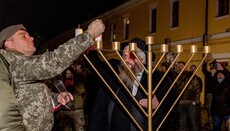 У Києві «священник» ПЦУ запалив менору біля свого храму