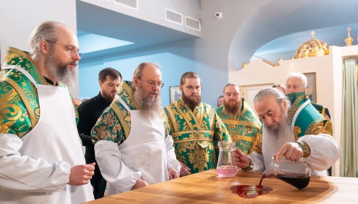 His Beatitude Metropolitan Onuphry performing the rite of consecration of the St. Nicholas Sviatosha Church. Photo: UOC Information and Education Department