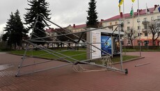 У Чернігові невідомі повалили менору і залишили антисемітські написи