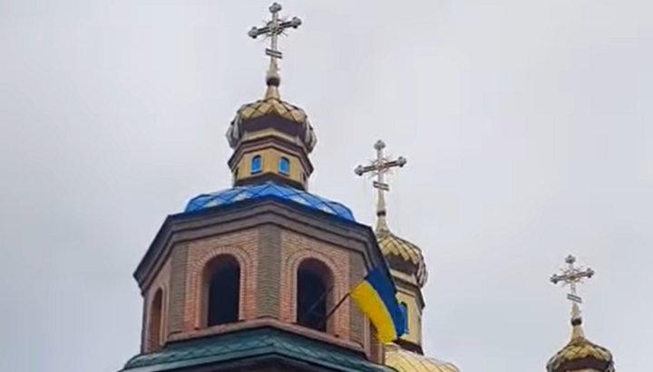 Засанський вивісив прапор на дзвіниці захопленого Казанського храму в Чигирині. Фото: Фейсбук Засанського