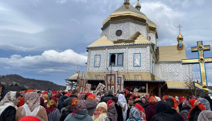 Петропавлівська парафія ПЦУ в селі Космач Івано-Франківської області. Фото: promin.cv.ua