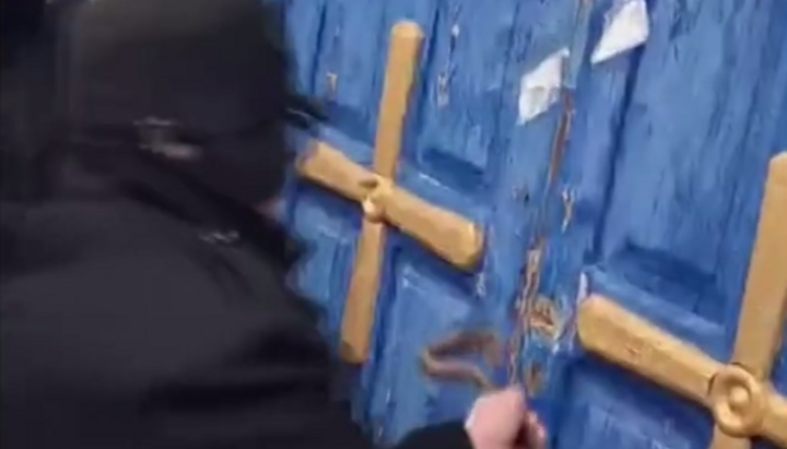 ПЦУ захопила храм УПЦ в селі Чечеліївка на Кіровоградщині. Фото: Скнін відео Дозор