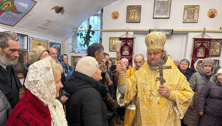 Μητροπολίτης Νικόδημος και ποίμνιο. Φωτογραφία: Επισκοπή Σεβεροντονέτσκ.