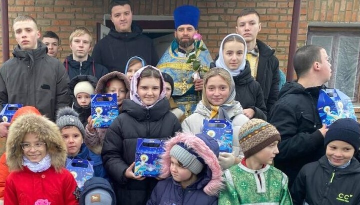 The rector of the church in Ivachkiv, Archpriest Vitaliy Kharkevych, with the Sunday school students. December 22, 2025 Photo: press service of the Rivne Eparchy
