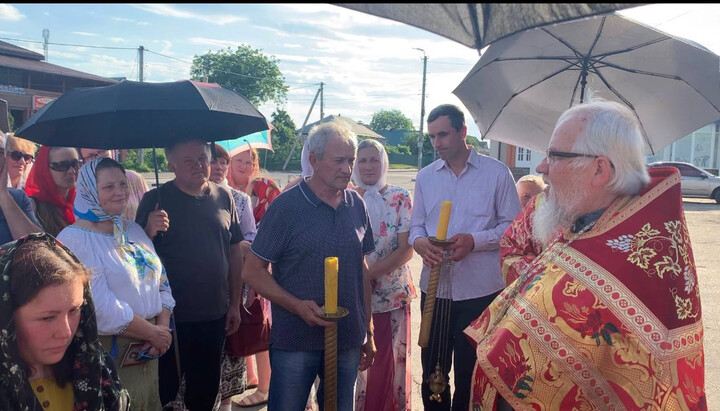 UOC believers praying near the seized church in Korsun. Photo: UOJ in America