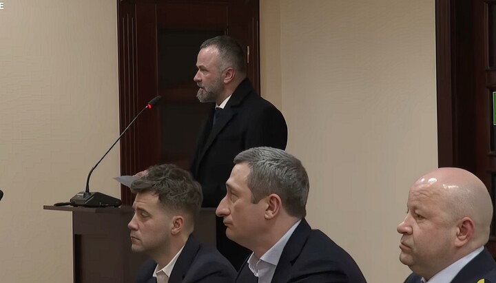 Єпископ Команський на суді просить взяти на поруки Чернишова. Фото: скрін трансляції суду