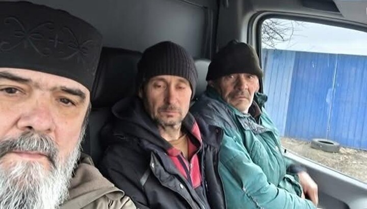 Archpriest Oleksandr Petrenko and residents of frontline villages during evacuation. Photo: Sumy Eparchy