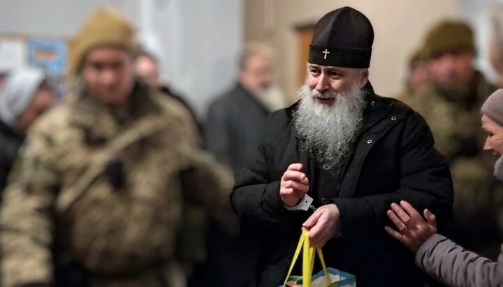 Митрополит Арсений в наручниках. Фото: Святогорская лавра