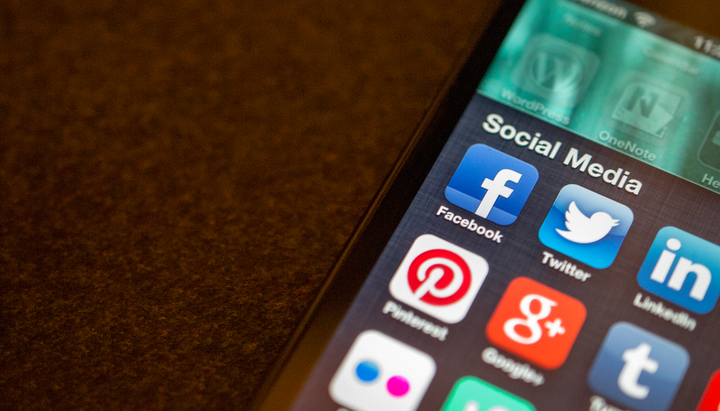 Ένα smartphone με τις εφαρμογές Facebook και Messenger στη Νέα Ορλεάνη, ΗΠΑ. Φωτογραφία: Jenny Kane/AP Photo