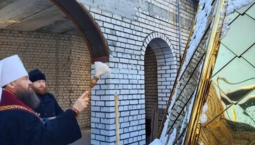 Митрополит Владимир освятил крест и купол для храма в Каменском. Фото: Каменская епархия