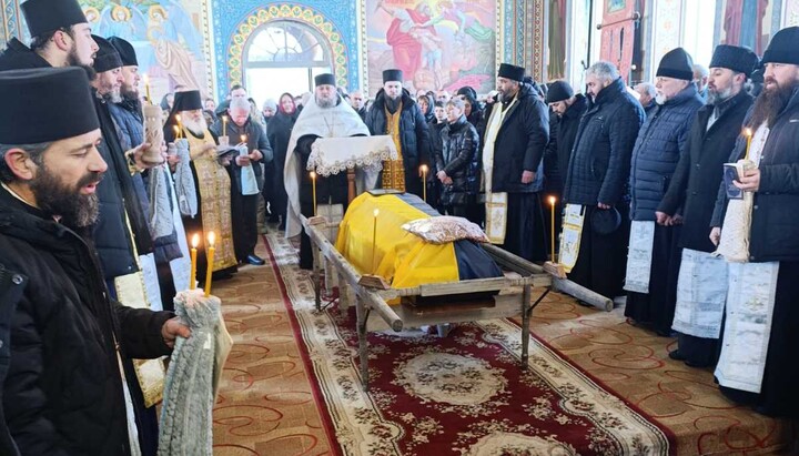 Відспівування воїна ЗСУ в Вознесенському храмі села Банилів-Підгірний. Фото: «Вірні Чернівецько-Буковинської єпархії УПЦ»