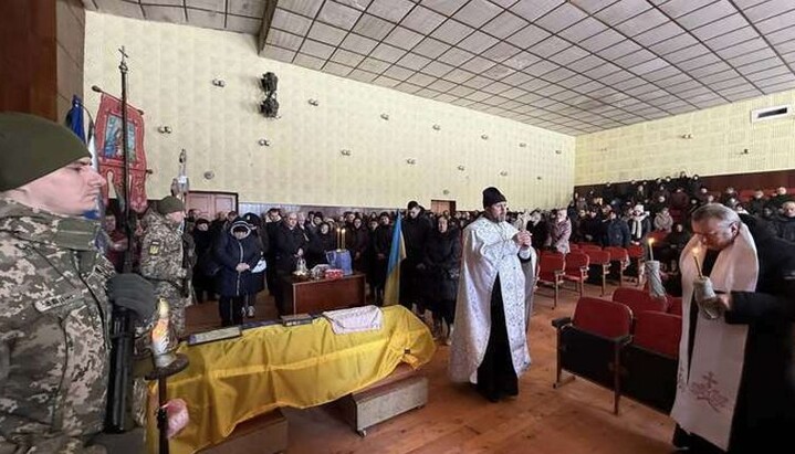 “Funeral service” by the OCU in the village cultural center of Banyliv-Pidhirnyi. Photo: Facebook / R. Hryshchuk