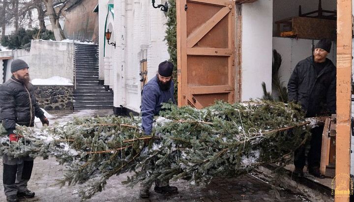 Буковинські волонтери доставили продукти та ялинки в Святогірську лавру. Фото: Чернівецька єпархія