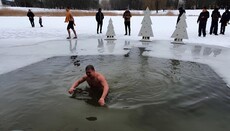«Не українська традиція»: влада Львова заборонила купання на Хрещення