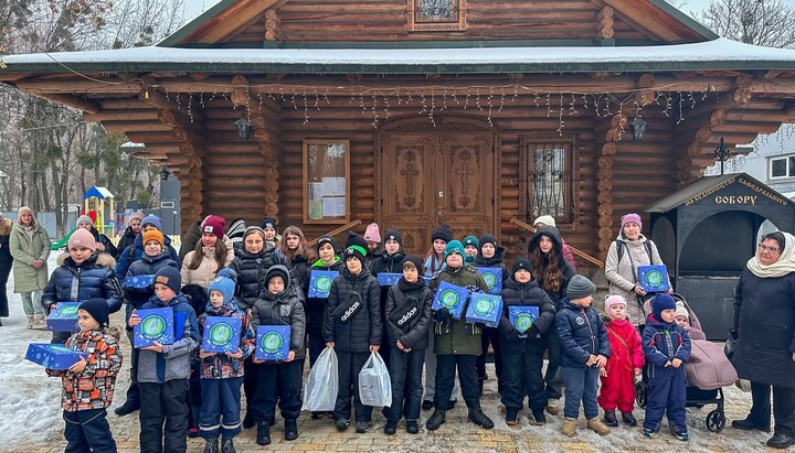 Різдвяна благодійна акція для сімей переселенців, багатодітних та малозабезпечених сімей, а також дітей з інвалідністю. Фото: Синодальний відділ УПЦ з соціально-гуманітарних питань