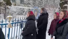 У Бугрині діти приходу УПЦ заспівали колядки біля свого закритого храму
