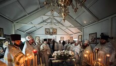 Ο Μητροπολίτης Βαρσονόφιος τέλεσε Θεία Λειτουργία στη διωκόμενη ενορία της ΟΕΚ στη Στριζάβκα
