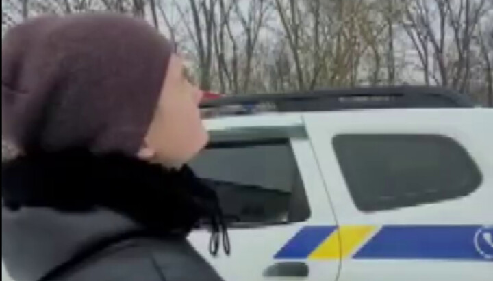 The owner of the Orthodox gymnasium, Kateryna Dehtiarenko, speaks with the police. Photo: video screenshot, Dozor