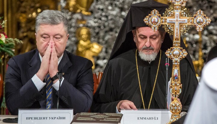 Митрополит Еммануїл (праворуч) на «об'єднавчому соборі» ПЦУ. Фото: Mykhailo Markiv/AP