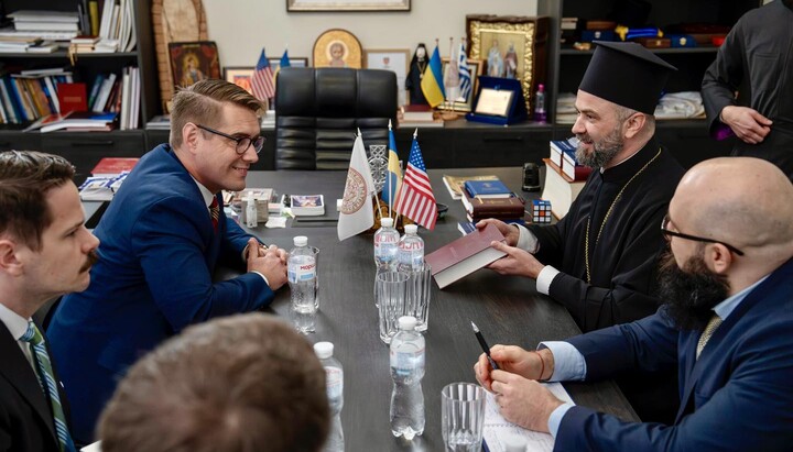 Помічник держсекретаря США з питань демократії, прав людини та праці Райлі М. Барнс та екзарх Константинопольського патріархату в Україні єпископ Команський Михаїл (Аніщенко). Фото: Facebook
