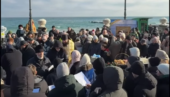 Священнослужителі Одеської єпархії освячують води Чорного моря. Фото: скріншот відео прес-служби єпархії