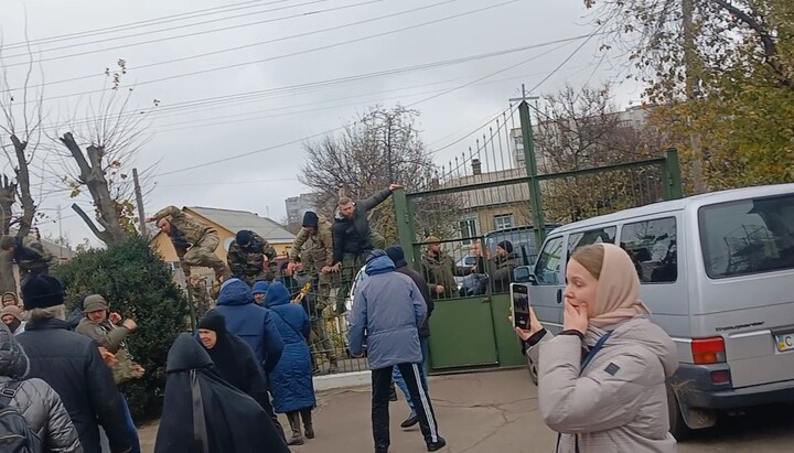 Бойовики ПЦУ нападають на парафіян монастиря УПЦ у Черкасах. Фото: СПЖ