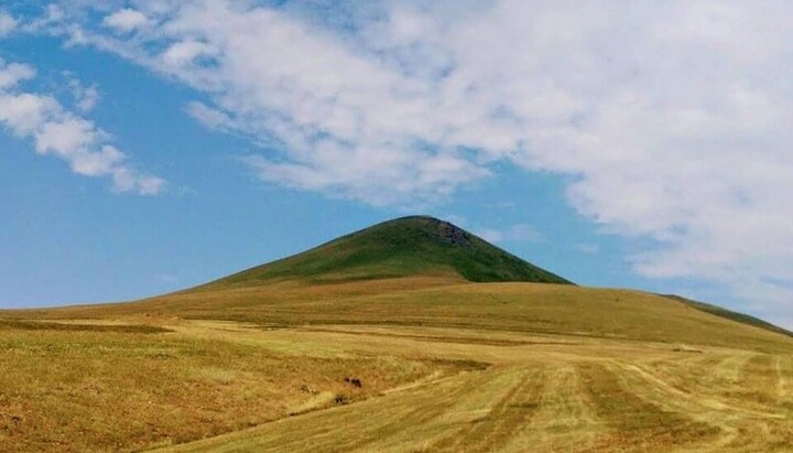 Гора Атіс – потухлий вулкан, розташований за 30 км від Єревана. Фото: armenian-tour