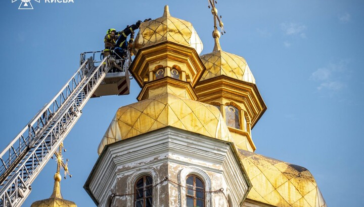 The cross that collapsed on the dome of the All Saints Church of the Kyiv Pechersk Lavra in March 2025. Photo: State Emergency Service