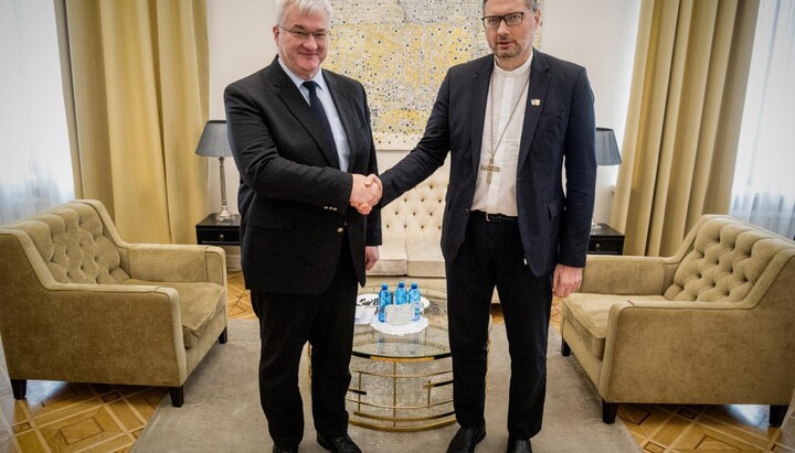 Міністр закордонних справ України Андрій Сибіга на зустрічі з Апостольським нунцієм в Україні архієпископом Вісвалдасом Кульбокасом. Фото: Facebook.