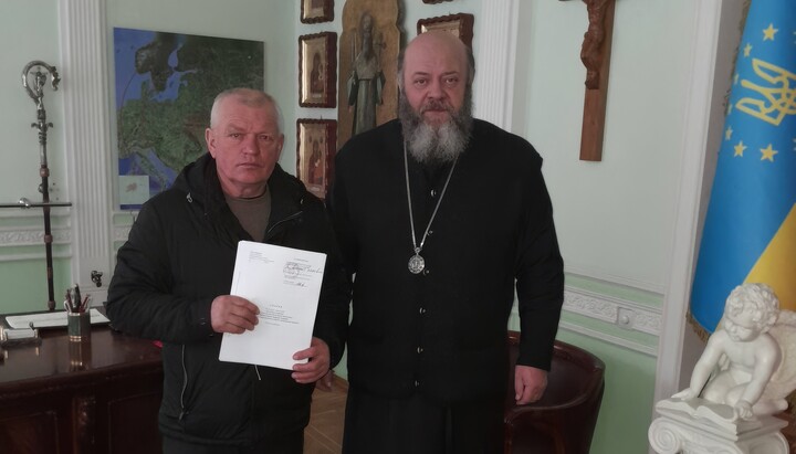 Михайло Зінкевич з представником «перейшовшої» громади. Фото: ПЦУ