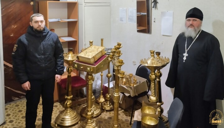Οι αστυνομικοί βρήκαν και έφεραν στη μονή τα κλεμμένα. Φωτογραφία: Αγιορείτικη Λαύρα