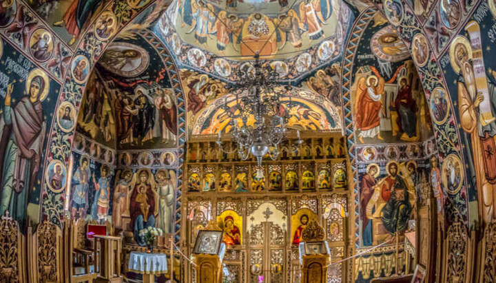 Церква в Ешельниці, Румунія. Фото: Іоан Флорін Цнеевічі/Shutterstock