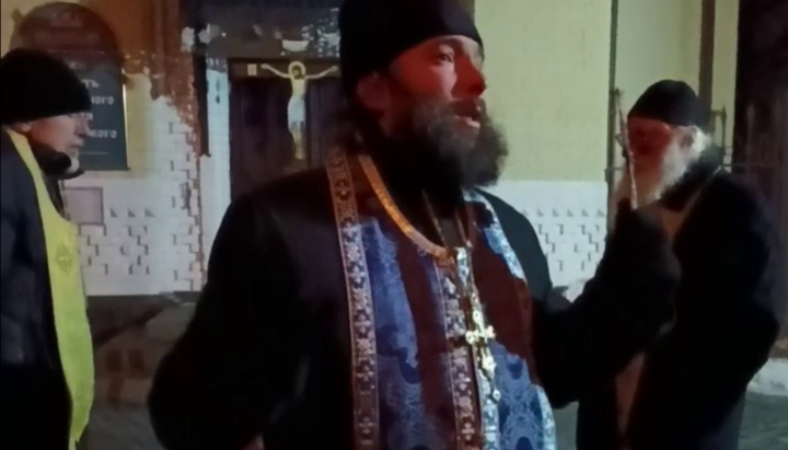 Духовенство УПЦ на молитовному стоянні біля Лаври. Фото: скриншот t.me/save_Lavra