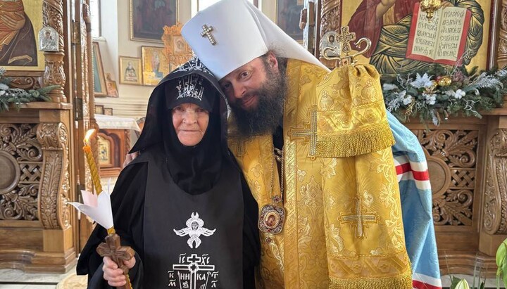 Митрополит Роман (Кимович) та схимонахиня Анна. Фото: Конотопська єпархія